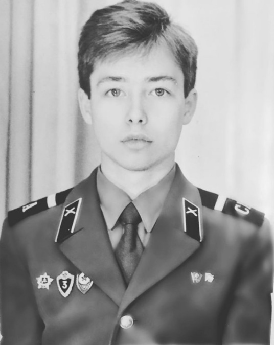 Кто из известных и публичных людей изображён на этом фото в молодости?