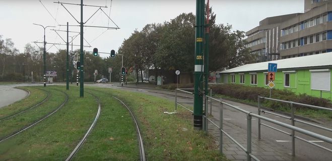 Что за дорожный знак, стрелка из точки на розовом фоне?