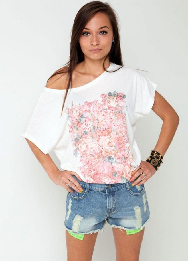 С какой целью девушки сдвигают футболку на бок в 21 веке?