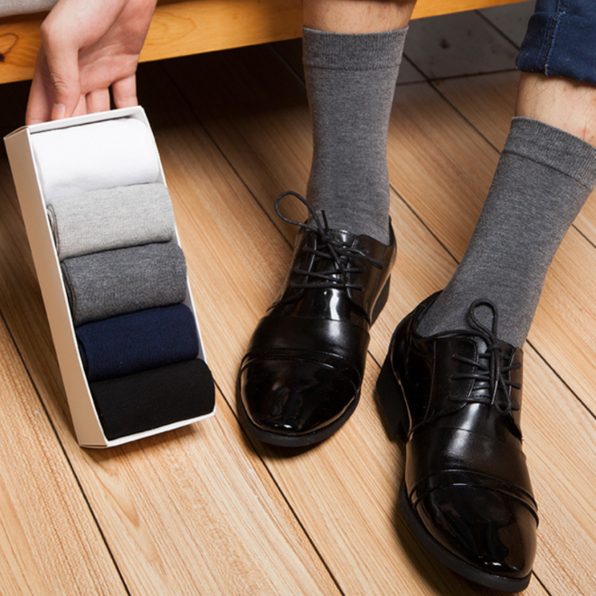 Почему женщинам дарят на8Марта цветы и духи,а мужчинам 23-го носки и трусы?