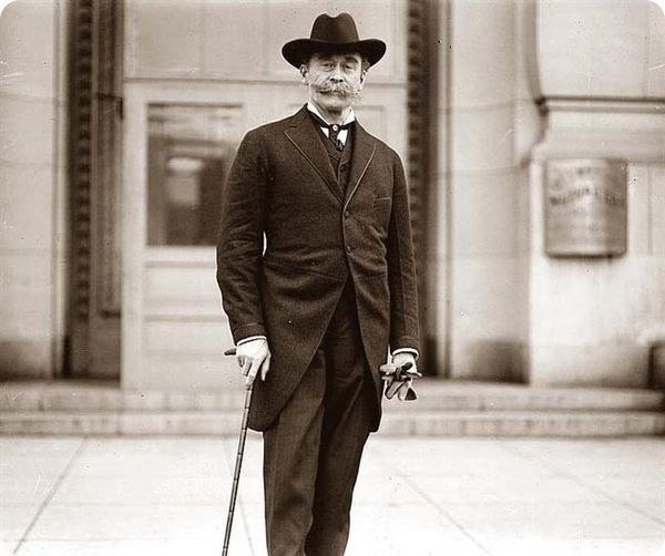 Почему аристократы 16-17 века любили носить шляпу и ходить с тростью?