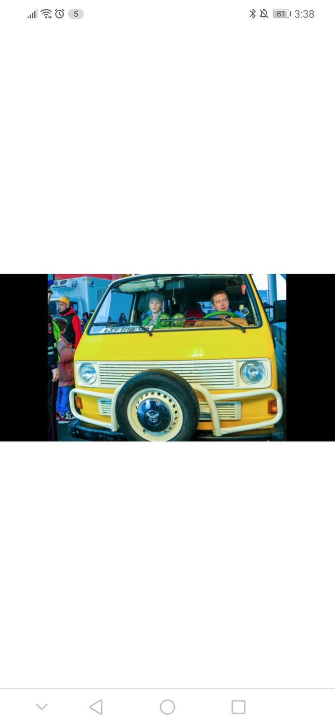 Что за марка машины у главных героев в сериале Погнали ?