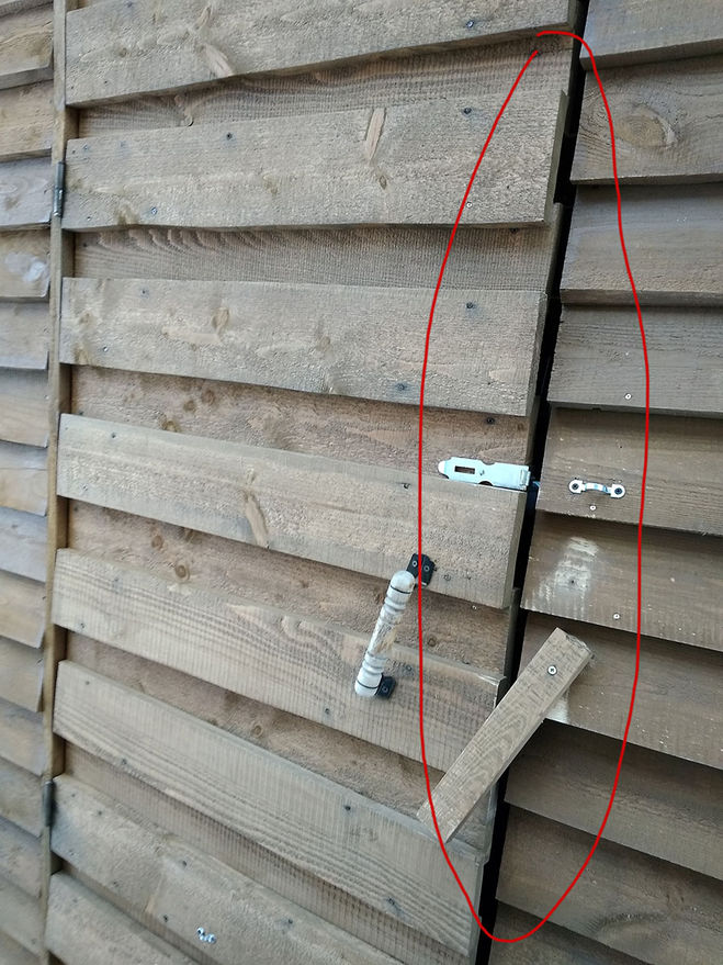 Чем закрыть щель между дверью и стеной (фото)?