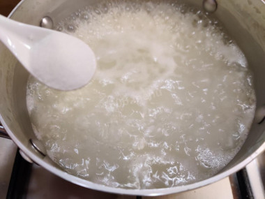 Кипящий рис. Рис до кипения. Рис в кипящую воду. Рис варится и кипит.
