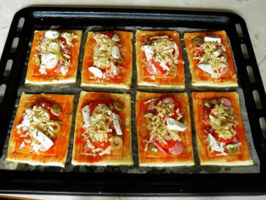 Пицца на слоеном дрожжевом тесте в духовке. Приготовить пиццу на готовом тесте. Приготовить пиццу на готовом тесте. Пицца из слоёного теста в духовке. Пицца домашняя из дрожжевого теста.