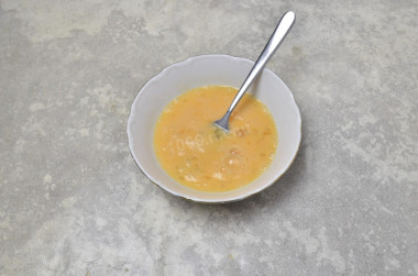 взбитые яйца для бисквита. взбитые яйца в миске. омлет взбитые желтки белки. белки и желтки отдельно взбитые. взбивают желтки и белки отдельно.